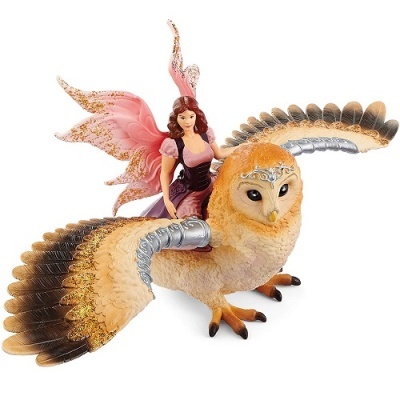 Figura de fada com asas cor-de-rosa sentada num mocho de plástico bege e castanho