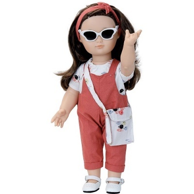 Boneca de roupa laranja, t-shirt branca com bolinhas, óculos de sol e bolsa colorida