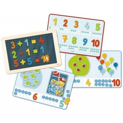 Placas educativas de madeira com números, operações e imagens coloridas para aprendizagem.