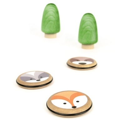 Ímanes redondos de madeira com rostos de animais e árvores decorativas verdes