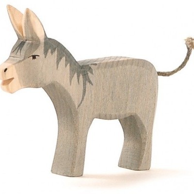 Figura de burro esculpida em madeira clara com detalhes cinzentos