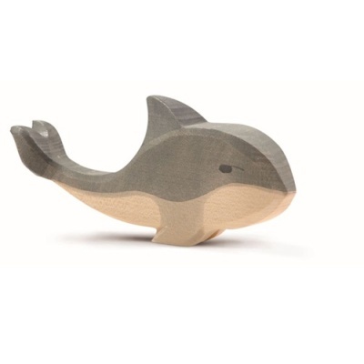 Boneco de madeira em forma de orca cinzenta e bege