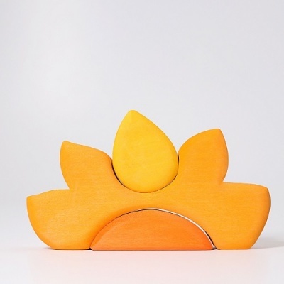 Brinquedo de madeira amarelo e laranja com formas de pétalas e gota