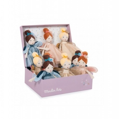 Caixa lilás com oito bonecas de tecido em vestido azul, cor-de-rosa e bege, com laços no cabelo.