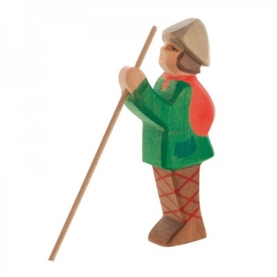 Figura de madeira pintada de pessoa com casaco verde e bastão