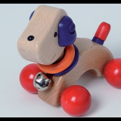 Brinquedo de madeira em forma de cão com rodas vermelhas e acessórios coloridos