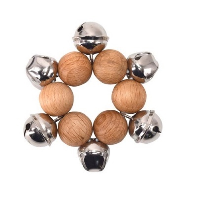 Pulseira com bolinhas de madeira e sinos prateados formando círculo