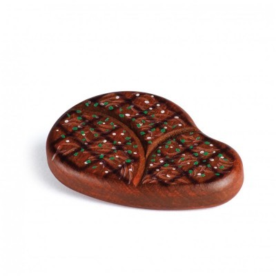 Objeto decorativo em madeira em forma de folha com detalhes verdes e brancos