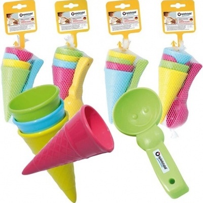 Conjunto de brinquedos coloridos para praia em redes plásticas com etiquetas