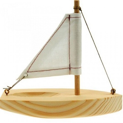 Barco de vela em madeira clara com vela branca e linhas vermelhas