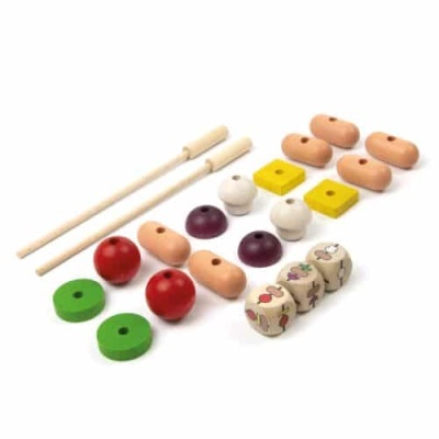 Conjunto de contas de madeira coloridas para montagem sobre fundo branco