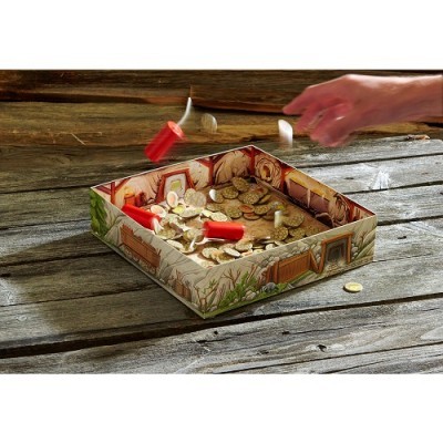 Jogo de tabuleiro com moedas e dados vermelhos numa superfície de madeira