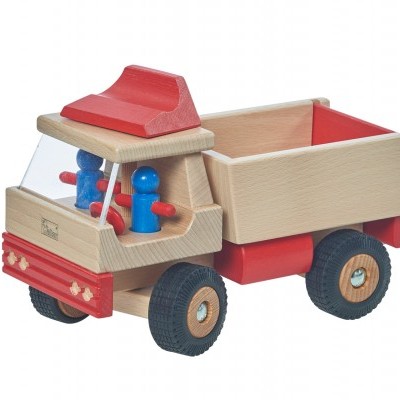 Camião de brinquedo em madeira com detalhes vermelhos e figuras azuis