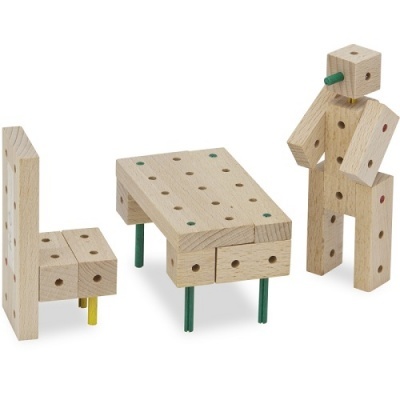 Brinquedo de madeira com peças formando cadeira, mesa e figura humana