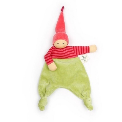 Boneco de pano com corpo verde claro e camisa de riscas vermelhas.