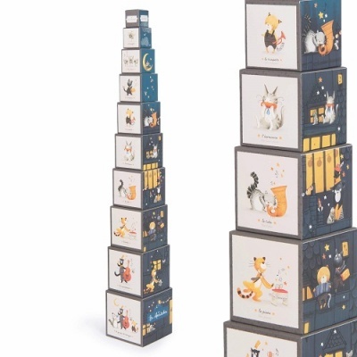 Torre de caixas decorativas com ilustrações de animais em azul escuro.
