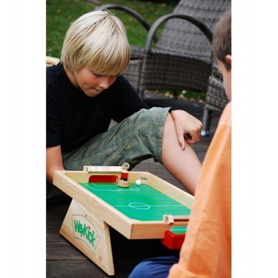 jogo de futebol de mesa em madeira clara com campo verde e crianças a jogar
