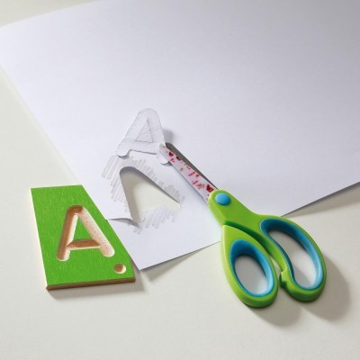 tesoura verde e azul com letras recortadas em papel branco e verde