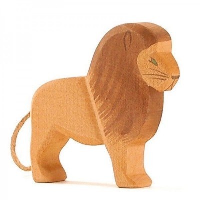 Figura de leão de madeira com detalhes entalhados e cauda de corda