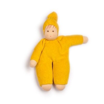 Boneco de tecido amarelo com chapéu pontiagudo
