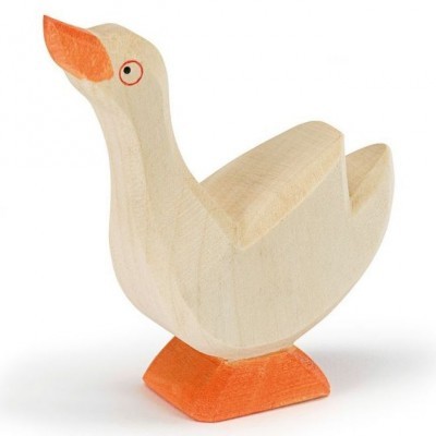 Figura de madeira de um ganso pintado com bico e pés laranja