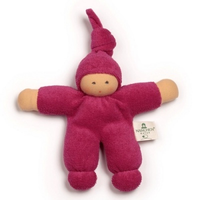 Boneco de pelúcia cor de vinho com rosto em tecido bege e chapéu pontudo