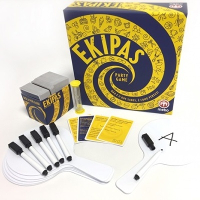 Jogo EKIPAS com cartas, marcadores e ampulheta em fundo branco