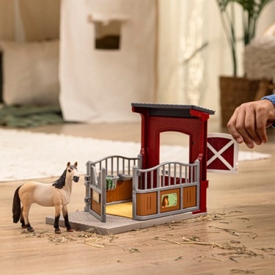 Brinquedo de estábulo de cavalo com figura de cavalo e porta branca com cruz vermelha