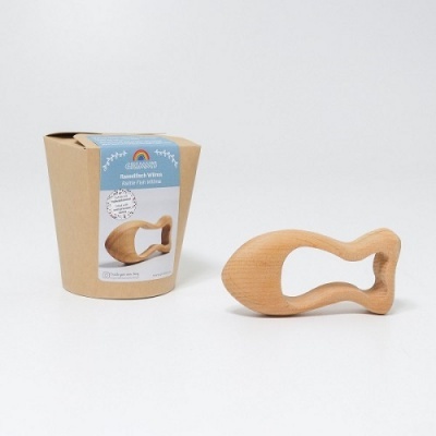 Brinquedo de madeira em forma de peixe junto a caixa de papel reciclado com etiqueta azul.