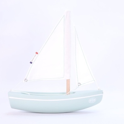 Barco de vela decorativo azul claro e branco com vela branca