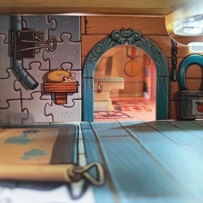 Cena colorida de um ambiente doméstico desenhado tipo puzzle em 3D com porta em arco azul.