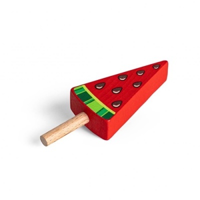 Brinquedo de madeira em forma de fatia de melancia com cabo