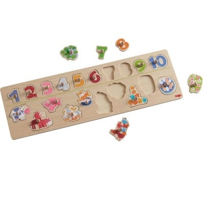 Tabuleiro de madeira com números coloridos e peças destacáveis de animais.