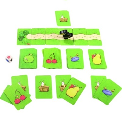 Jogo de cartas com fruta, coelhos e tabuleiro com caminho