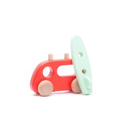 Brinquedo de madeira com rodas e peça verde
