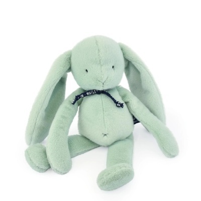 Coelho de peluche verde claro com orelhas compridas e laço azul escuro.