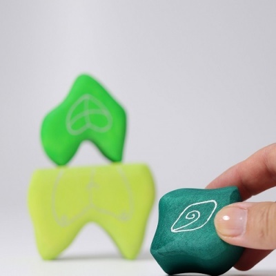 Blocos de construção verdes com desenhos brancos em fundo branco