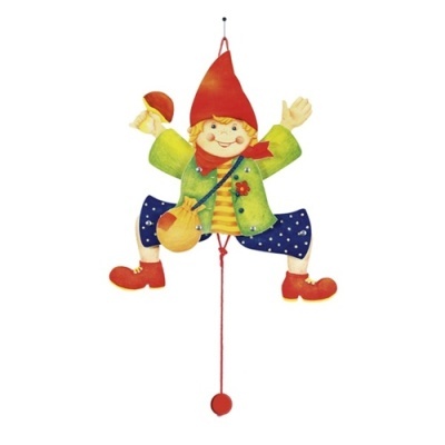 Boneco pendurado colorido com chapéu vermelho e maçã