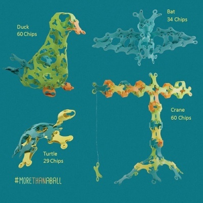 Modelos de brinquedos de construção em plástico colorido: pato, morcego, guindaste e tartaruga com número de peças