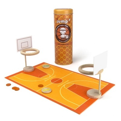Jogo basquetebol de mesa com tapete laranja e embalagem cylindrical