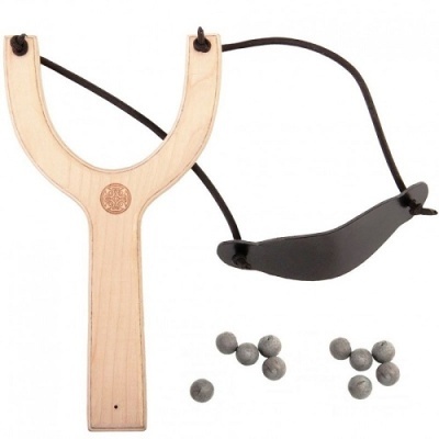Estilingue de madeira com elástico preto e esferas cinzentas