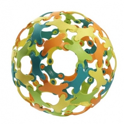 Bola esférica de peças plásticas coloridas interligadas