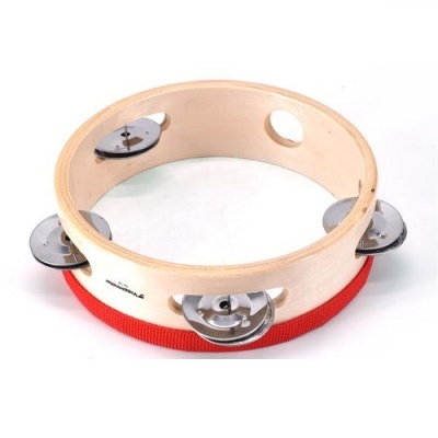 Pandeiro redondo de madeira clara com pele branca, ferragens metálicas e fita vermelha