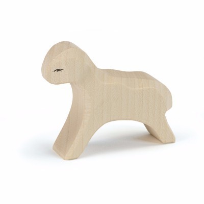 Figura de madeira clara em forma de cão com olhos pintados pretos