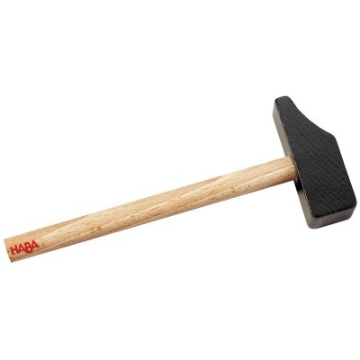 Martelo de material madeira e preto com marca HABA no cabo