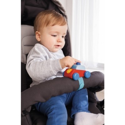 Criança num carrinho de bebé cinzento a brincar com carro de madeira colorido.