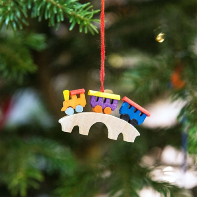 Enfeite de Natal em forma de comboio colorido pendurado numa árvore