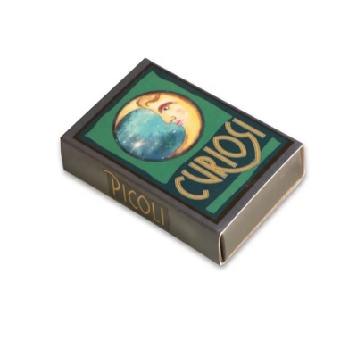 caixa de cartão com ilustração de lua e texto CURIOUS