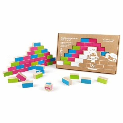 Blocos de madeira coloridos dispostos em pirâmide com embalagem em fundo branco