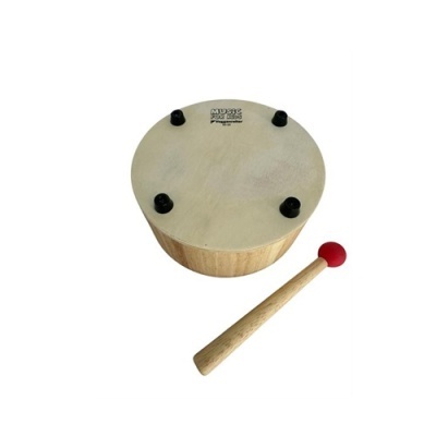 Tambor pequeno de madeira com pele clara e baqueta com ponta vermelha